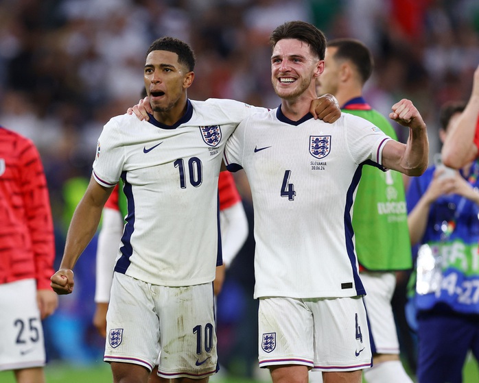 Euro 2024: Chuyên gia đọc khẩu hình tiết lộ Declan Rice lăng mạ HLV Slovakia- Ảnh 4. Euro 2024: Chuyên gia đọc khẩu hình tiết lộ Declan Rice lăng mạ HLV Slovakia- Ảnh 4.