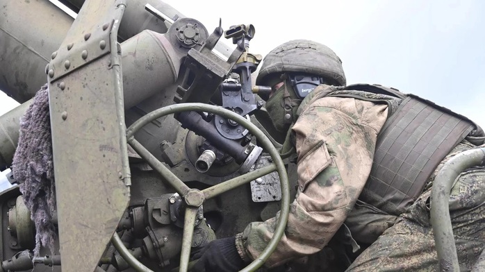 Lính Nga khai hỏa pháo trong chiến dịch quân sự ở Ukraine. Ảnh: Sputnik