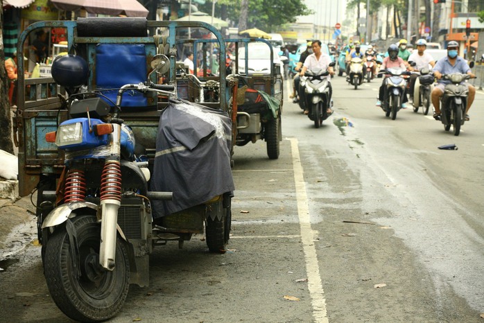 Thu phí ô tô đỗ ở lòng đường: Chưa hết khó- Ảnh 4. Thu phí ô tô đỗ ở lòng đường: Chưa hết khó- Ảnh 4.