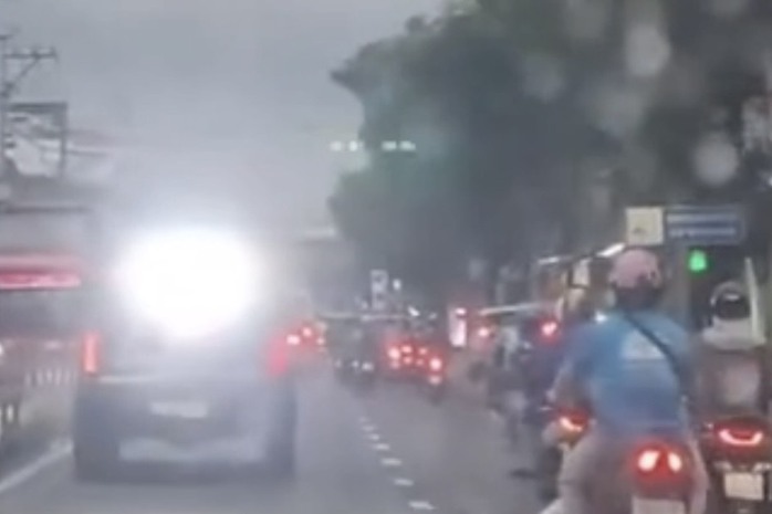 Tước giấy phép lái xe tạm thời người lái ô tô lắp đèn "cực sáng" ở quận 4- Ảnh 1. Tước giấy phép lái xe tạm thời người lái ô tô lắp đèn "cực sáng" ở quận 4- Ảnh 1.