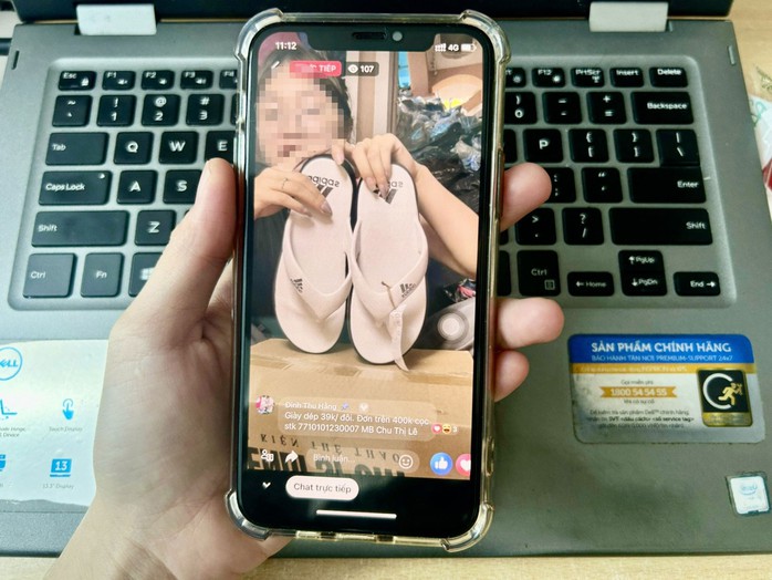 Livestream bán dép thương hiệu nổi tiếng toàn cầu nhưng giá chỉ hơn 100.000 đồng/đôi Ảnh: LÊ TỈNH Livestream bán dép thương hiệu nổi tiếng toàn cầu nhưng giá chỉ hơn 100.000 đồng/đôi Ảnh: LÊ TỈNH