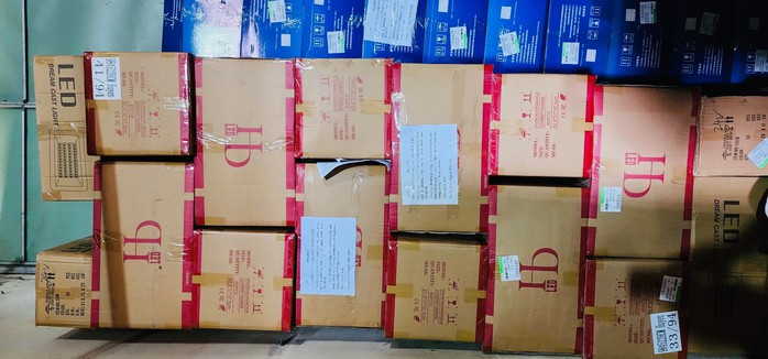 TP HCM: Phát hiện kho đèn led, đèn năng lượng mặt trời nhập lậu hơn 1 tỉ đồng- Ảnh 1. TP HCM: Phát hiện kho đèn led, đèn năng lượng mặt trời nhập lậu hơn 1 tỉ đồng- Ảnh 1.
