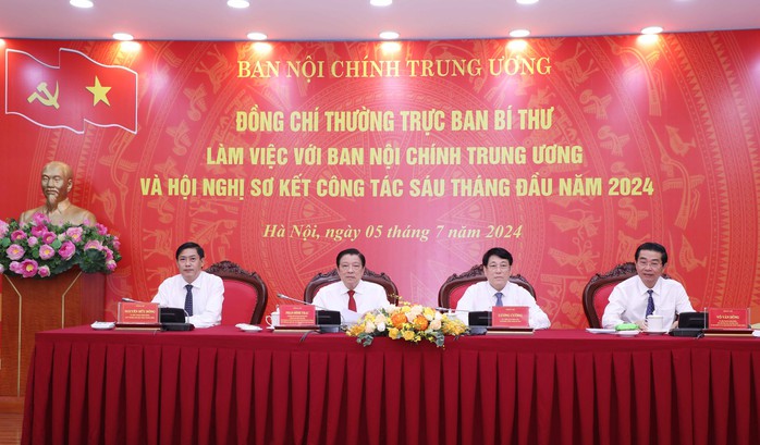 Ủy viên Bộ Chính trị, Thường trực Ban Bí thư Lương Cường (thứ 2 từ phải qua) và các lãnh đạo Ban Nội chính Trung ương điều hành hội nghịẢnh: TTXVN Ủy viên Bộ Chính trị, Thường trực Ban Bí thư Lương Cường (thứ 2 từ phải qua) và các lãnh đạo Ban Nội chính Trung ương điều hành hội nghịẢnh: TTXVN