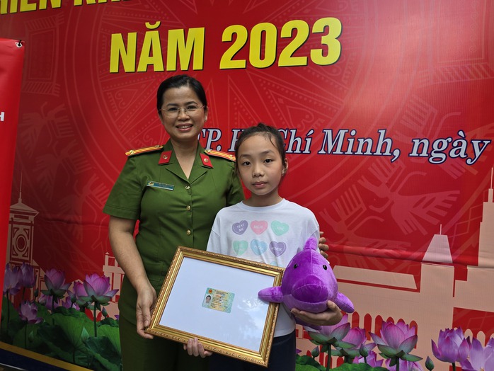 Những công dân TP HCM đầu tiên nhận căn cước có thu thập mống mắt- Ảnh 1. Những công dân TP HCM đầu tiên nhận căn cước có thu thập mống mắt- Ảnh 1.