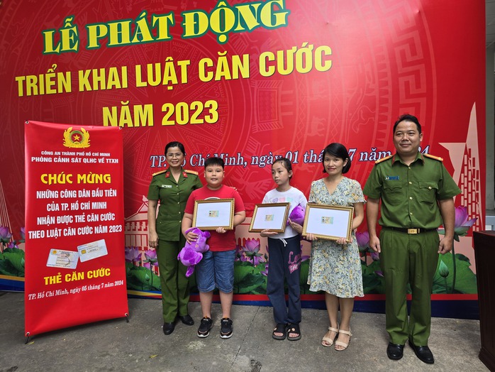 Những công dân TP HCM đầu tiên nhận căn cước có thu thập mống mắt- Ảnh 2. Những công dân TP HCM đầu tiên nhận căn cước có thu thập mống mắt- Ảnh 2.