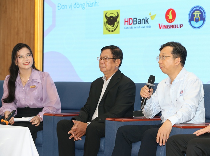 TS Trần Thanh Thưởng, Trưởng Phòng Tuyển sinh và Công tác sinh viên - Trường ĐH Sư phạm Kỹ thuật TP HCM, tư vấn cho thí sinh tại buổi tư vấn trực tuyếnẢnh: HOÀNG TRIỀU TS Trần Thanh Thưởng, Trưởng Phòng Tuyển sinh và Công tác sinh viên - Trường ĐH Sư phạm Kỹ thuật TP HCM, tư vấn cho thí sinh tại buổi tư vấn trực tuyếnẢnh: HOÀNG TRIỀU