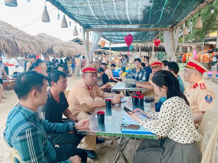 Môtô nước du lịch phát nổ hất văng người điều khiển trên mặt biển- Ảnh 2. Môtô nước du lịch phát nổ hất văng người điều khiển trên mặt biển- Ảnh 2.