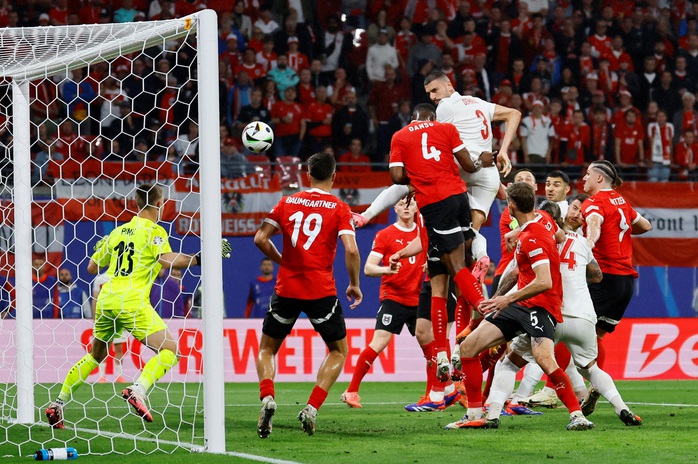 Euro 2024: Ăn mừng kiểu "sói xám", sao Thổ Nhĩ Kỳ bị treo giò 2 trận- Ảnh 4. Euro 2024: Ăn mừng kiểu "sói xám", sao Thổ Nhĩ Kỳ bị treo giò 2 trận- Ảnh 4.