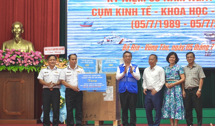Hiên ngang 35 năm Nhà giàn DK1- Ảnh 2. Hiên ngang 35 năm Nhà giàn DK1- Ảnh 2.