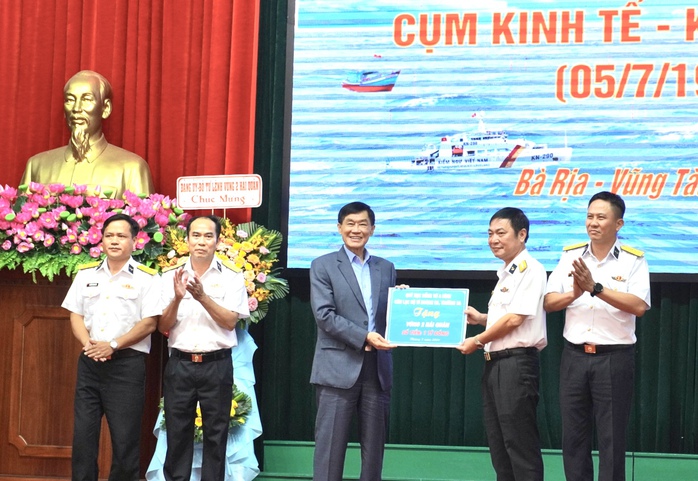 Hiên ngang 35 năm Nhà giàn DK1- Ảnh 4. Hiên ngang 35 năm Nhà giàn DK1- Ảnh 4.