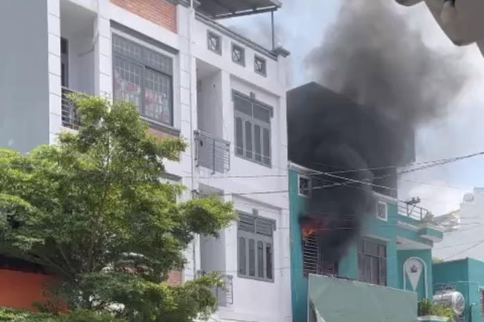 TP HCM: Cháy căn nhà 2 tầng, kịp cứu cụ bà 79 tuổi- Ảnh 1. TP HCM: Cháy căn nhà 2 tầng, kịp cứu cụ bà 79 tuổi- Ảnh 1.