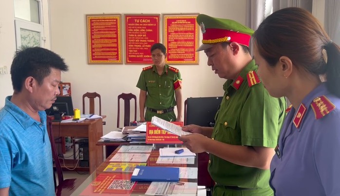 Nhận "bồi dưỡng", nam nhân viên văn phòng đăng ký đất đai bị bắt- Ảnh 1. Nhận "bồi dưỡng", nam nhân viên văn phòng đăng ký đất đai bị bắt- Ảnh 1.