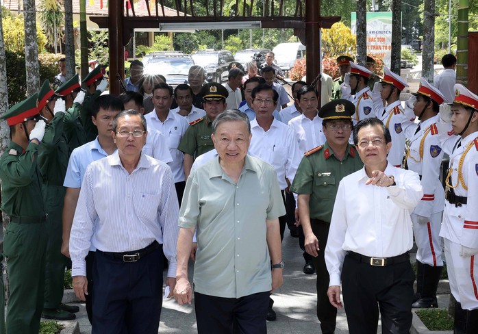 Chủ tịch nước Tô Lâm đến dâng hương tại Di tích Quốc gia đặc biệt Khu lưu niệm Chủ tịch Tôn Đức Thắng Ảnh: TTXVN Chủ tịch nước Tô Lâm đến dâng hương tại Di tích Quốc gia đặc biệt Khu lưu niệm Chủ tịch Tôn Đức Thắng Ảnh: TTXVN
