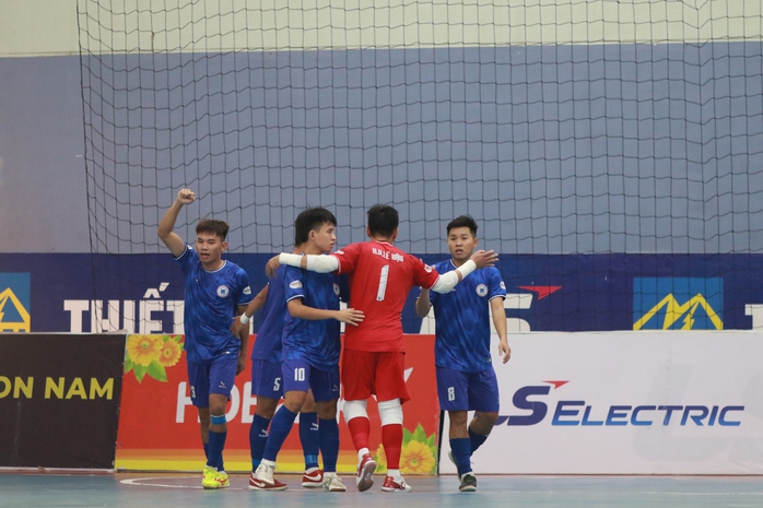 Sahako chưa từ bỏ cuộc đua vô địch futsal, bám sát vị trí nhì bảng- Ảnh 2. Sahako chưa từ bỏ cuộc đua vô địch futsal, bám sát vị trí nhì bảng- Ảnh 2.