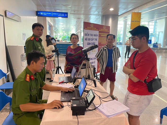 Công an TP HCM tổ chức cấp căn cước tại Sân bay Tân Sơn Nhất- Ảnh 1. Công an TP HCM tổ chức cấp căn cước tại Sân bay Tân Sơn Nhất- Ảnh 1.