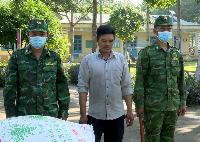 Những vụ ngụy trang hàng lậu ở miền Tây thời gian gần đây - Ảnh 6. Những vụ ngụy trang hàng lậu ở miền Tây thời gian gần đây - Ảnh 6.