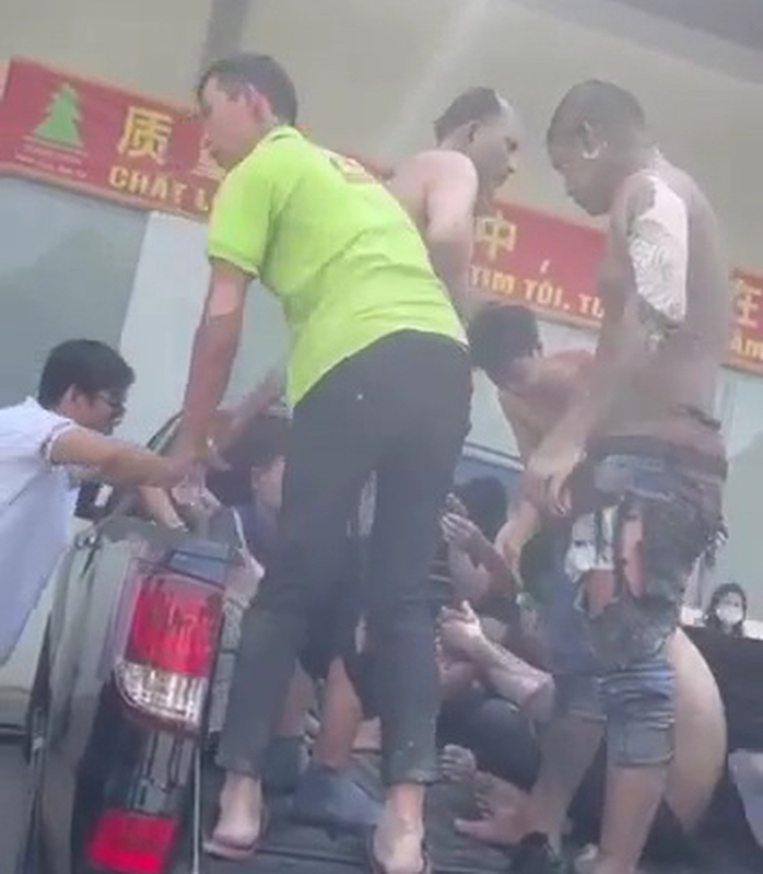 Bình Dương: Nổ lớn ở công ty gỗ, nhiều công nhân bỏng nặng- Ảnh 2. Bình Dương: Nổ lớn ở công ty gỗ, nhiều công nhân bỏng nặng- Ảnh 2.