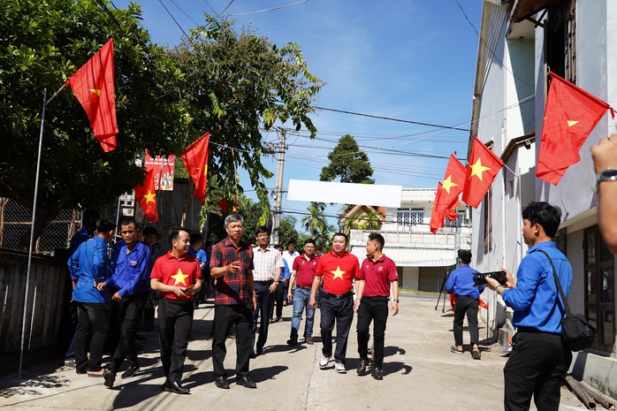 Lãnh đạo tỉnh Quảng Nam dự khánh thành 2 công trình “Đường cờ Tổ quốc” - Ảnh 7. Lãnh đạo tỉnh Quảng Nam dự khánh thành 2 công trình “Đường cờ Tổ quốc” - Ảnh 7.