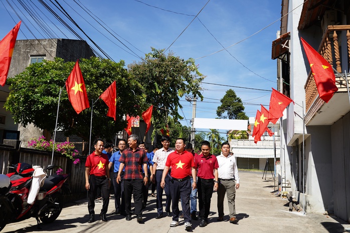 Lãnh đạo tỉnh Quảng Nam dự khánh thành 2 công trình “Đường cờ Tổ quốc” - Ảnh 6. Lãnh đạo tỉnh Quảng Nam dự khánh thành 2 công trình “Đường cờ Tổ quốc” - Ảnh 6.