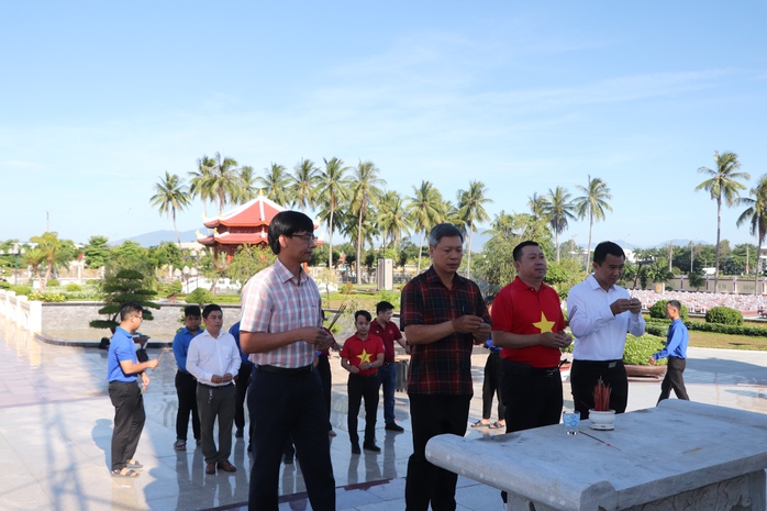 Lãnh đạo tỉnh Quảng Nam dự khánh thành 2 công trình “Đường cờ Tổ quốc” - Ảnh 12. Lãnh đạo tỉnh Quảng Nam dự khánh thành 2 công trình “Đường cờ Tổ quốc” - Ảnh 12.