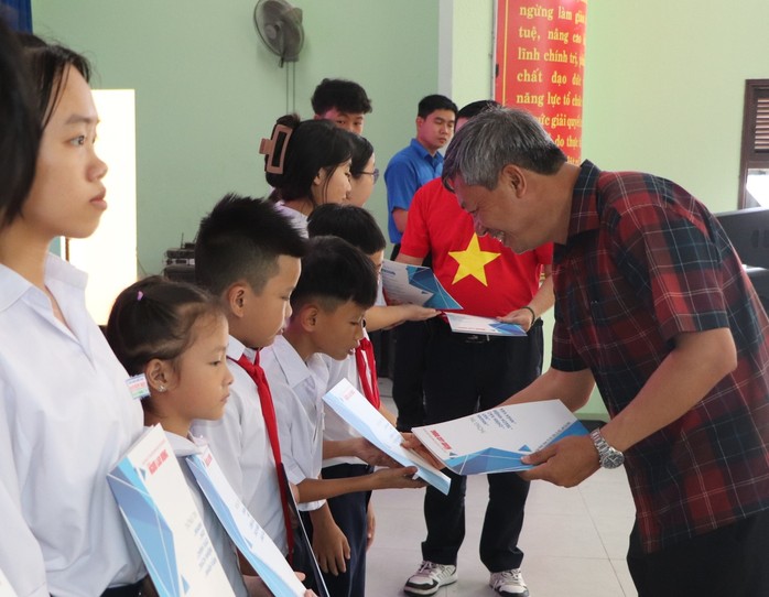 Lãnh đạo tỉnh Quảng Nam dự khánh thành 2 công trình “Đường cờ Tổ quốc” - Ảnh 1. Lãnh đạo tỉnh Quảng Nam dự khánh thành 2 công trình “Đường cờ Tổ quốc” - Ảnh 1.