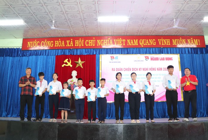 Lãnh đạo tỉnh Quảng Nam dự khánh thành 2 công trình “Đường cờ Tổ quốc” - Ảnh 2. Lãnh đạo tỉnh Quảng Nam dự khánh thành 2 công trình “Đường cờ Tổ quốc” - Ảnh 2.