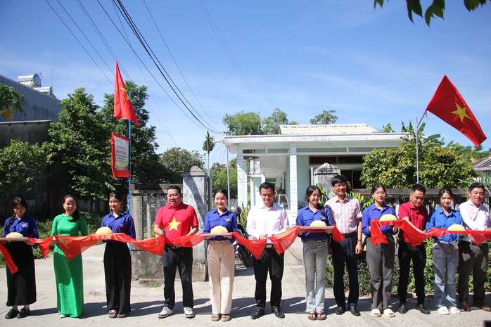 Lãnh đạo tỉnh Quảng Nam dự khánh thành 2 công trình “Đường cờ Tổ quốc” - Ảnh 10. Lãnh đạo tỉnh Quảng Nam dự khánh thành 2 công trình “Đường cờ Tổ quốc” - Ảnh 10.