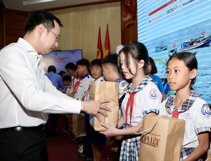 Chương trình “Cùng ngư dân thắp sáng đèn trên biển” đến tỉnh Kiên Giang- Ảnh 4. Chương trình “Cùng ngư dân thắp sáng đèn trên biển” đến tỉnh Kiên Giang- Ảnh 4.
