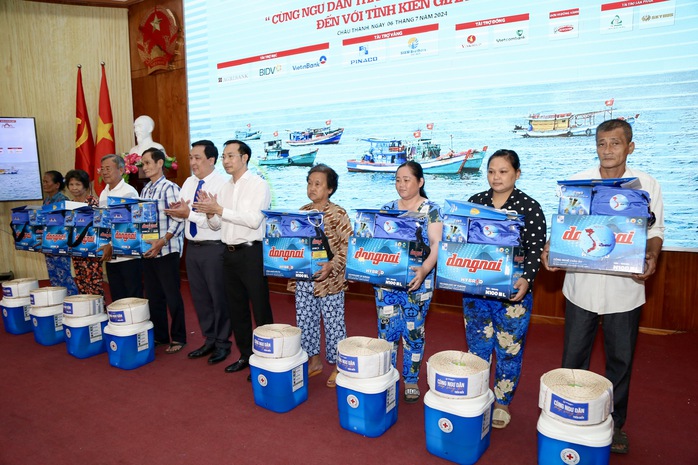 Chương trình “Cùng ngư dân thắp sáng đèn trên biển” đến tỉnh Kiên Giang- Ảnh 3. Chương trình “Cùng ngư dân thắp sáng đèn trên biển” đến tỉnh Kiên Giang- Ảnh 3.