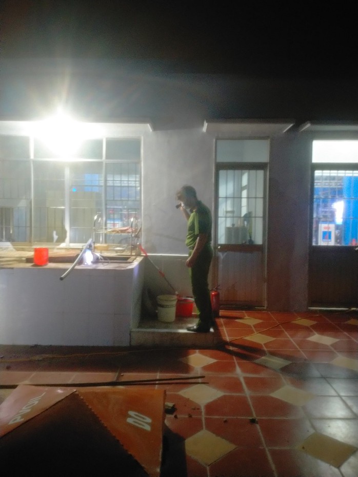 Mở nắp bồn nước trong cây xăng, tá hoả thấy thi thể nổi lềnh bềnh- Ảnh 1. Mở nắp bồn nước trong cây xăng, tá hoả thấy thi thể nổi lềnh bềnh- Ảnh 1.