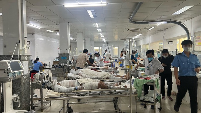 Tình hình sức khoẻ 9 công nhân bị bỏng trong vụ nổ công ty gỗ ở Bình Dương- Ảnh 1. Tình hình sức khoẻ 9 công nhân bị bỏng trong vụ nổ công ty gỗ ở Bình Dương- Ảnh 1.