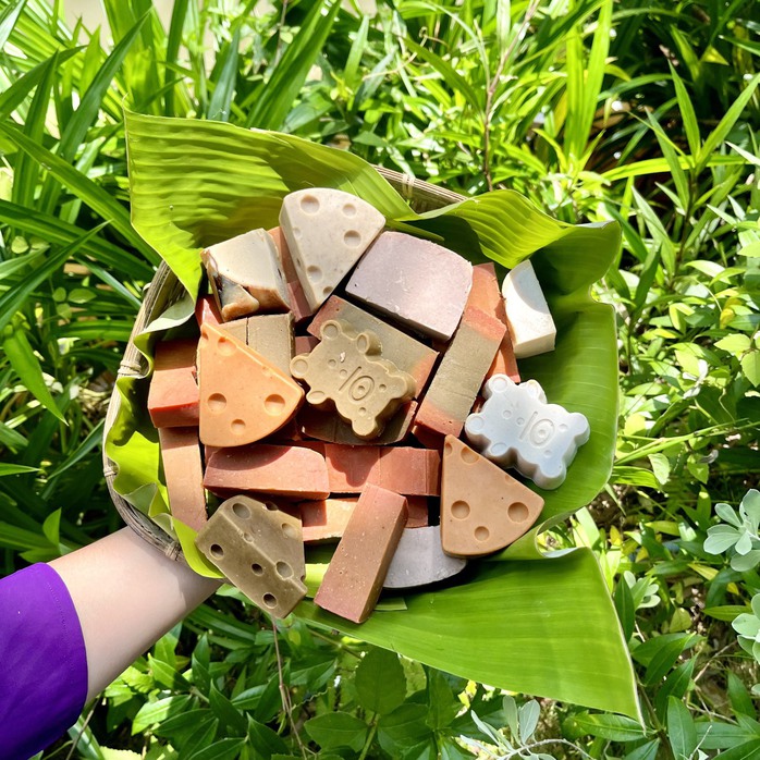 Xà phòng làm từ dầu thải được sử dụng trong các phòng nghỉ.Ảnh: Lê Khánh Xà phòng làm từ dầu thải được sử dụng trong các phòng nghỉ.Ảnh: Lê Khánh