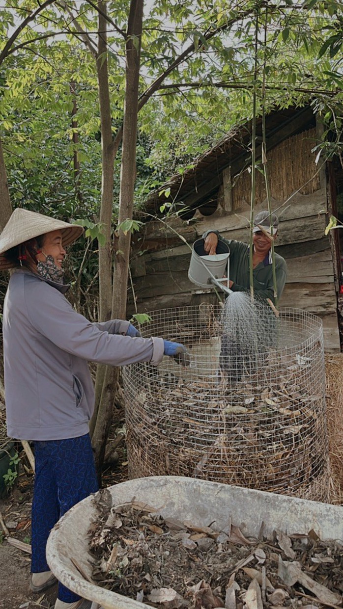 Nhân viên Mekong Silt Ecolodge ủ phân compost Ảnh: Lê Khánh Nhân viên Mekong Silt Ecolodge ủ phân compost Ảnh: Lê Khánh