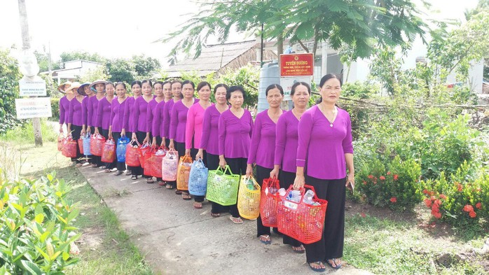 Rác thải nhựa được hội viên Hội Liên hiệp Phụ nữ huyện Trần Văn Thời thu gom để bán lấy tiền hỗ trợ nữ hội viên và học sinh