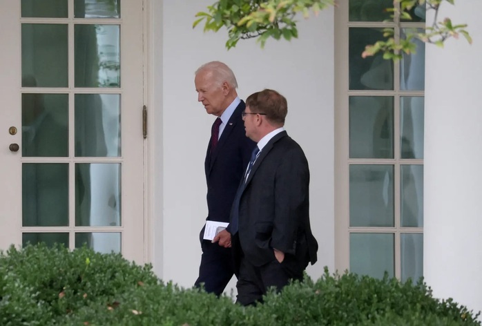Tổng thống Mỹ Joe Biden nói chuyện cùng bác sĩ Kevin O’Connor tại Nhà Trắng. Ảnh: Reuters Tổng thống Mỹ Joe Biden nói chuyện cùng bác sĩ Kevin O’Connor tại Nhà Trắng. Ảnh: Reuters