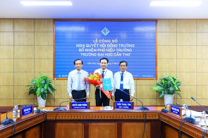 Bổ nhiệm TS Lê Văn Lâm làm Phó Hiệu trưởng Trường ĐH Cần Thơ- Ảnh 1. Bổ nhiệm TS Lê Văn Lâm làm Phó Hiệu trưởng Trường ĐH Cần Thơ- Ảnh 1.