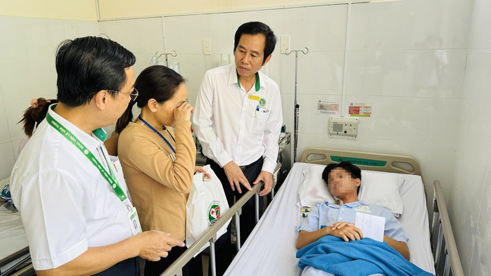 Thanh niên bị cô ruột đầu độc bằng xyanua xuất viện, bỏ lỡ thi tốt nghiệp THPT- Ảnh 1. Thanh niên bị cô ruột đầu độc bằng xyanua xuất viện, bỏ lỡ thi tốt nghiệp THPT- Ảnh 1.