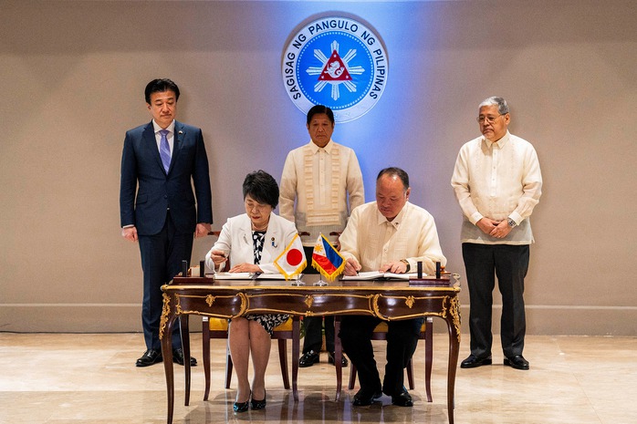 Bộ trưởng Ngoại giao Nhật Bản Yoko Kamikawa (trái) và Bộ trưởng Quốc phòng Philippines Gilberto Teodoro ký Thỏa thuận Tiếp cận Tương hỗ (RAA) tại thủ đô Manila - Philippines hôm 8-7 Ảnh: REUTERS Bộ trưởng Ngoại giao Nhật Bản Yoko Kamikawa (trái) và Bộ trưởng Quốc phòng Philippines Gilberto Teodoro ký Thỏa thuận Tiếp cận Tương hỗ (RAA) tại thủ đô Manila - Philippines hôm 8-7 Ảnh: REUTERS