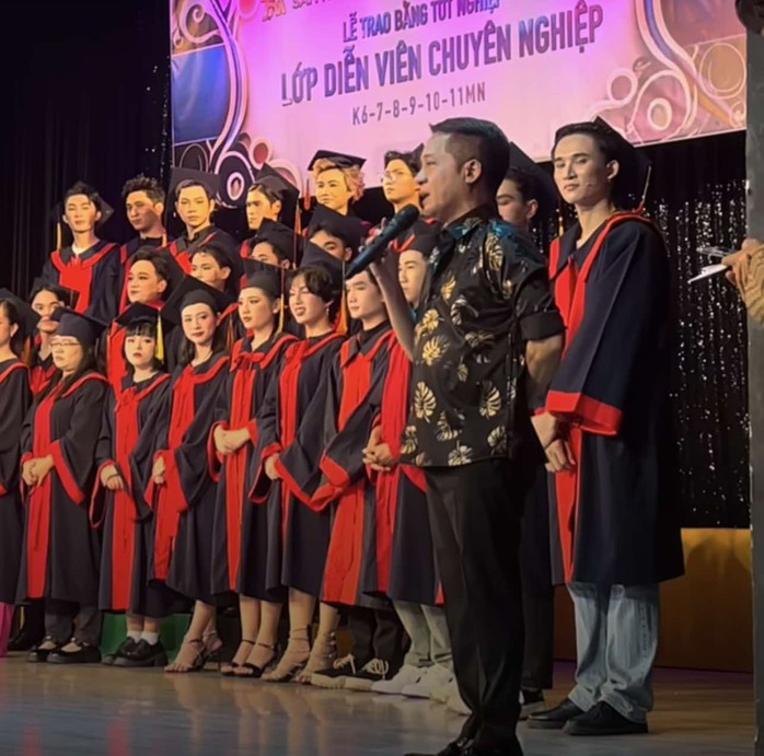 Vì sao NSƯT Minh Nhí xúc động trong ngày tốt nghiệp của 28 diễn viên trẻ?- Ảnh 1. Vì sao NSƯT Minh Nhí xúc động trong ngày tốt nghiệp của 28 diễn viên trẻ?- Ảnh 1.
