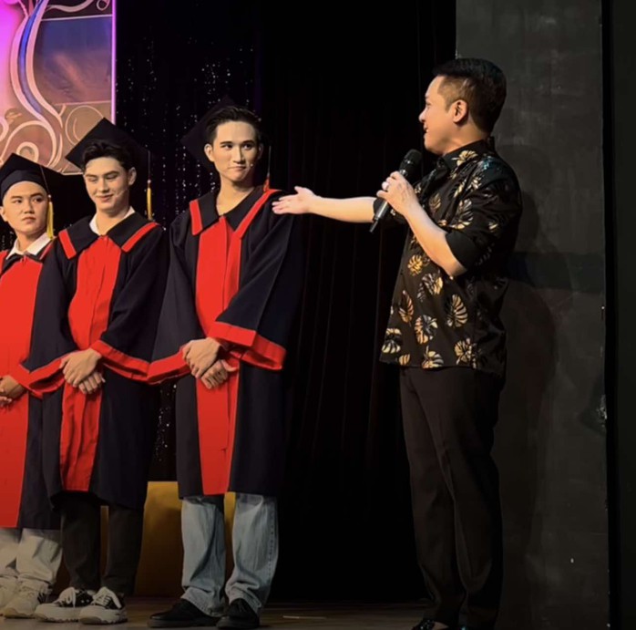 Vì sao NSƯT Minh Nhí xúc động trong ngày tốt nghiệp của 28 diễn viên trẻ?- Ảnh 3. Vì sao NSƯT Minh Nhí xúc động trong ngày tốt nghiệp của 28 diễn viên trẻ?- Ảnh 3.