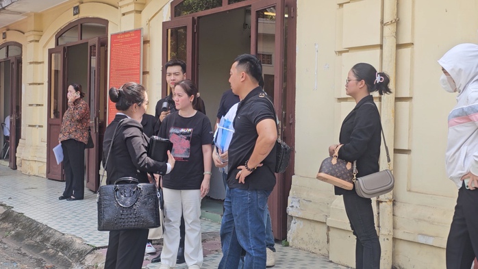 Em gái và con gái cố NSƯT Vũ Linh nói gì tại phiên tòa hòa giải?- Ảnh 1. Em gái và con gái cố NSƯT Vũ Linh nói gì tại phiên tòa hòa giải?- Ảnh 1.