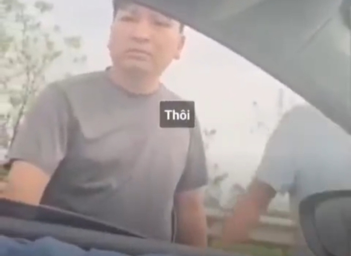 Khởi tố thầy giáo dạy lái xe chặn ôtô, xịt hơi cay vào tài xế- Ảnh 2. Khởi tố thầy giáo dạy lái xe chặn ôtô, xịt hơi cay vào tài xế- Ảnh 2.