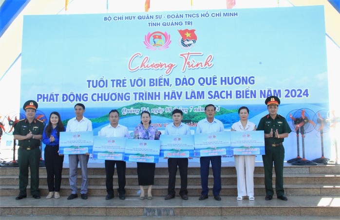 Tặng cờ Tổ quốc cùng nhiều suất quà tại chương trình "Tuổi trẻ với biển, đảo quê hương"- Ảnh 2. Tặng cờ Tổ quốc cùng nhiều suất quà tại chương trình "Tuổi trẻ với biển, đảo quê hương"- Ảnh 2.