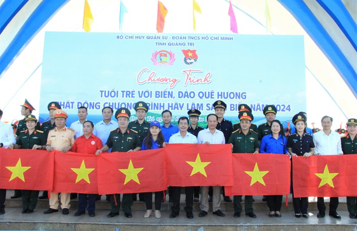 Tặng cờ Tổ quốc cùng nhiều suất quà tại chương trình "Tuổi trẻ với biển, đảo quê hương"- Ảnh 1. Tặng cờ Tổ quốc cùng nhiều suất quà tại chương trình "Tuổi trẻ với biển, đảo quê hương"- Ảnh 1.
