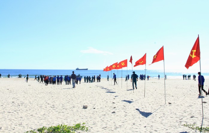 Tặng cờ Tổ quốc cùng nhiều suất quà tại chương trình "Tuổi trẻ với biển, đảo quê hương"- Ảnh 7. Tặng cờ Tổ quốc cùng nhiều suất quà tại chương trình "Tuổi trẻ với biển, đảo quê hương"- Ảnh 7.