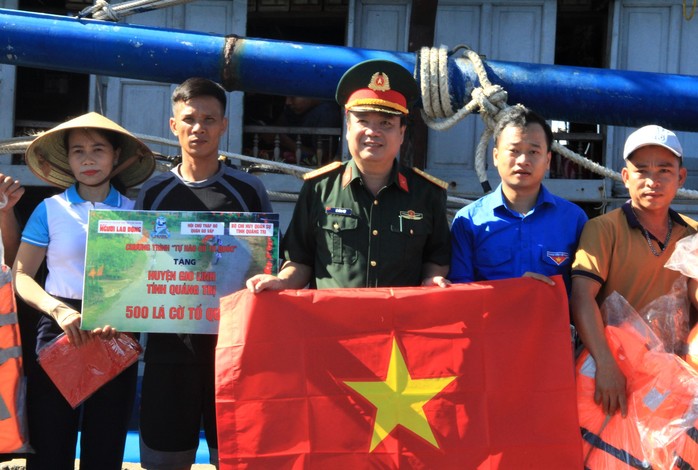 Tặng cờ Tổ quốc cùng nhiều suất quà tại chương trình "Tuổi trẻ với biển, đảo quê hương"- Ảnh 4. Tặng cờ Tổ quốc cùng nhiều suất quà tại chương trình "Tuổi trẻ với biển, đảo quê hương"- Ảnh 4.