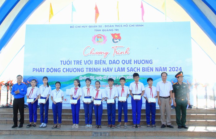 Tặng cờ Tổ quốc cùng nhiều suất quà tại chương trình "Tuổi trẻ với biển, đảo quê hương"- Ảnh 5. Tặng cờ Tổ quốc cùng nhiều suất quà tại chương trình "Tuổi trẻ với biển, đảo quê hương"- Ảnh 5.