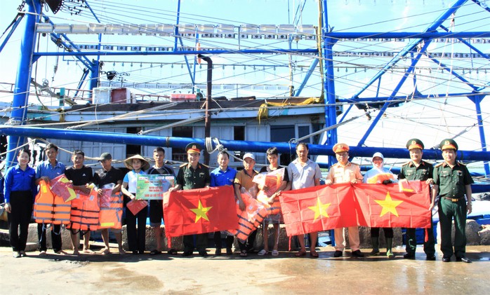 Tặng cờ Tổ quốc cùng nhiều suất quà tại chương trình "Tuổi trẻ với biển, đảo quê hương"- Ảnh 3. Tặng cờ Tổ quốc cùng nhiều suất quà tại chương trình "Tuổi trẻ với biển, đảo quê hương"- Ảnh 3.