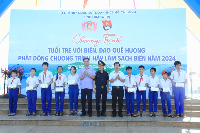 Tặng cờ Tổ quốc cùng nhiều suất quà tại chương trình "Tuổi trẻ với biển, đảo quê hương"- Ảnh 6. Tặng cờ Tổ quốc cùng nhiều suất quà tại chương trình "Tuổi trẻ với biển, đảo quê hương"- Ảnh 6.