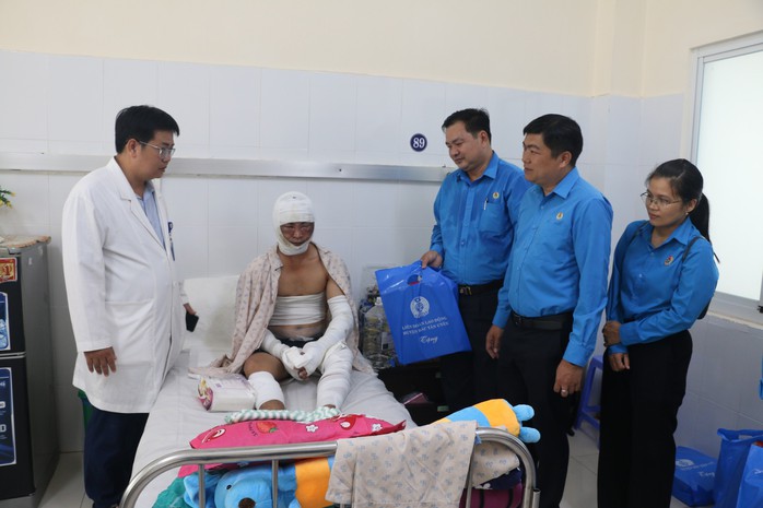 Vụ nổ tại công ty gỗ ở Bình Dương: Hỗ trợ tốt nhất cho các công nhân- Ảnh 3. Vụ nổ tại công ty gỗ ở Bình Dương: Hỗ trợ tốt nhất cho các công nhân- Ảnh 3.